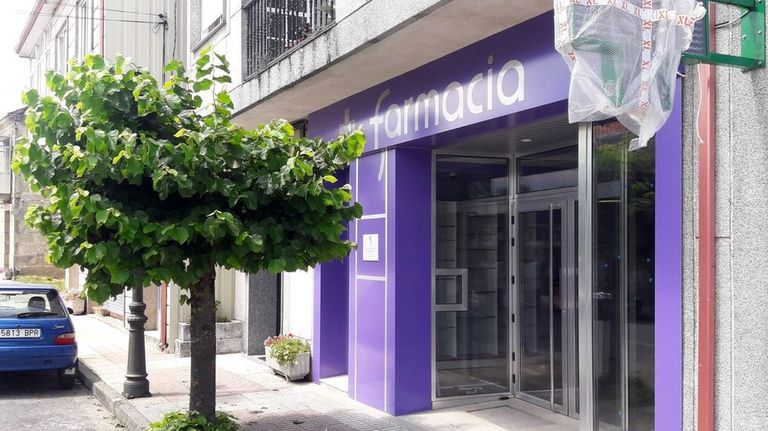 La farmacia, en su nueva ubicación en A Barrela