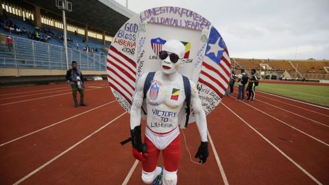  Un fanático de Liberia camina junto a la cancha antes del partido de clasificación para la Copa Africana de Naciones 2019 entre Liberia y Congo 
