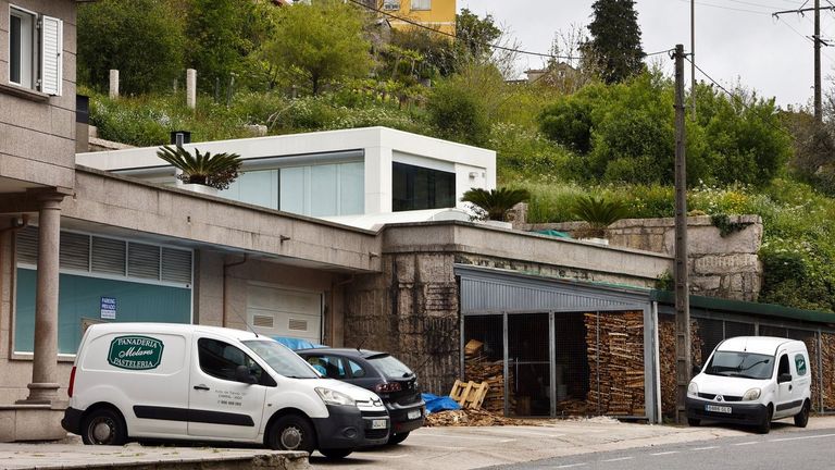 Levanta una vivienda sin licencia en Vigo y el juez solo salva la piscina de la piqueta