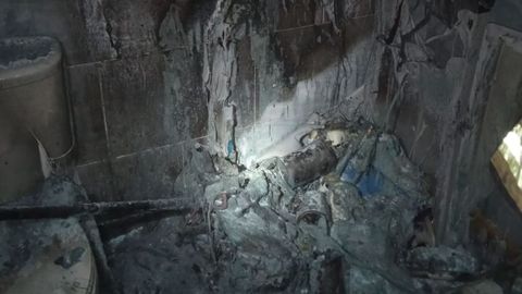 Estado en el que quedó el cuarto de baño donde se originó el fuego.