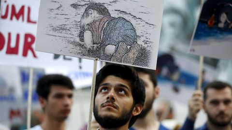 Estambul. Un joven sostiene una imagen del nio ahogado ayer en la orilla de una playa griega. Su familia escapaba de la guerra de Siria. 