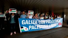 Concentración de trabajadores, este miércoles, en el Hospital Montecelo, en Pontevedra, en favor de Palestina