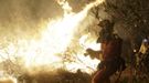 Los bomberos tratan de combatir el fuego en la localidad de El Ladrillar, Cáceres