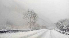 La carretera nevada de acceso al puerto de San Isidro, entre Asturias y Len