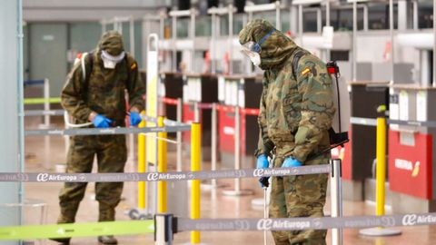 Miembros del Ejército desinfectan el aeropuerto de Peinador Vigo.