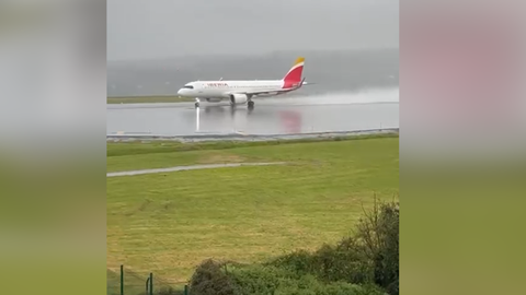 Despegue en Alvedro con la pista llena de agua