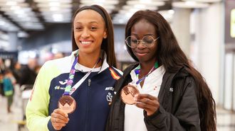 Ana Peleteiro y Ftima Diam posan con las medallas logradas en los Mundiales de Glasgow.