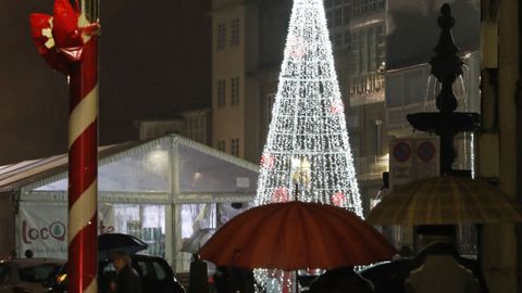 NAVIDAD EN CELANOVA.rboles y farolas, adems de los arcos de luces, estn decorados en las calles de Celanova. A pesar de la lluvia, las luces de Navidad iluminan la vila de san Rosendo