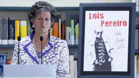Ins Pereiro nun acto de homenaxe ao seu fillo, o poeta Lois Pereiro, celebrado no 2011 no instituto Ro Cabe con motivo do Da das Letras Galegas