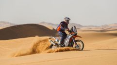 El piloto monfortino Edu Iglesias, sobre su moto en una de las ltimas etapas del Rally Dakar del ao pasado