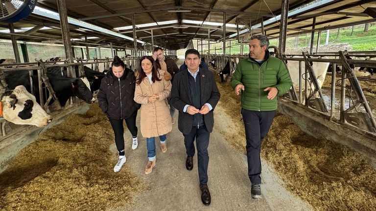 Pedro Blanco, con abrigo oscuro, explicó en su visita que el modelo de las granjas gallegas es viable pero que requiere más apoyo de la Xunta