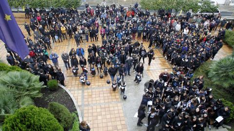 Unas 300 personas participaron en la concentración de este lunes por la mañana frente al Ayuntamiento de Monforte
