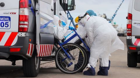 Personal sanitario traslada a una ambulancia a un enfermo de coronavirus, en Montevideo