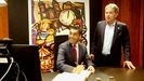 Luis Lpez firm en el Libro de Honra del Concello de POntevedra en presencia del alcalde, Fernndez Lores