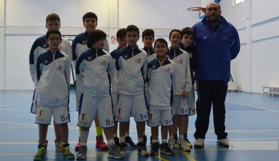 Claudio Garrido ayer en la feria de Sarria desarrollando su trabajo como veterinario. 