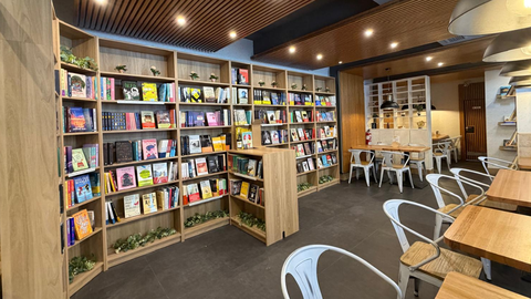 Vista del interior de la nueva cafeter�a-librer�a de Oviedo