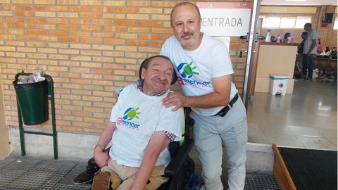 Julio Arosa, usuario de Amencer, con David Villaverde, director del centro de día de Campolongo