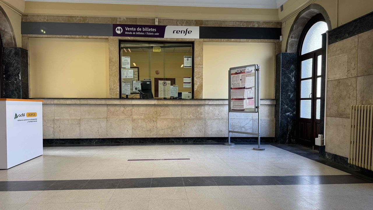 En el vest�bulo de la estaci�n de tren de Lugo no hay m�quina para comprar billetes cuando la taquilla est� cerrada