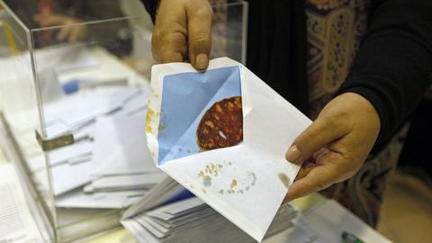 Imagen de un voto nulo en un colegio electoral de Vigo. El ciudadano que lo emitió metió dentro una rodaja de chorizo ibérico