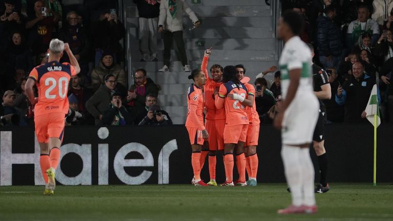 El Barcelona se gusta ante el Elche para reforzar el liderato en liga (1-3)