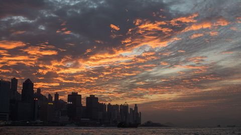 Vista de una puesta de sol en la isla de Hong Kong (China)