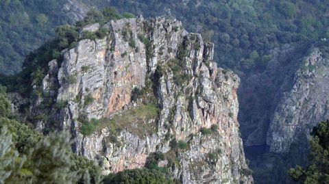 El Penedo do Graúllo o Penedo do Castelo es un enorme peñasco vertical formado por cuarcita formada hace entre 400 y 500 millones de años