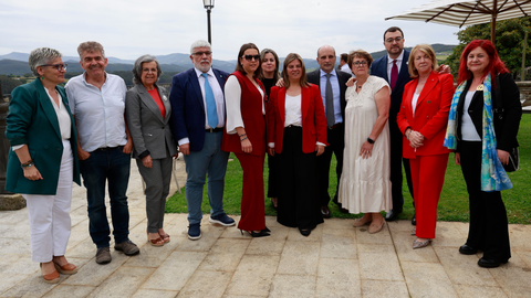 De izquierda a derecha: la consejera de Sanidad del Principado de Asturias, Concepci�n Saavedra; el alcalde de Somiedo, Belarmino Fern�ndez; la senadora por Asturias, Mar�a Jes�s Fern�ndez;el diputado del PSOE asturiano, Jacinto Bra�a; las diputadas del PSOE asturiano, Alba �lvarez y M�nica Ronderos; la vicepresidenta del Gobierno del Principado, Gimena Llamedo; el diputado del PSOE asturiano, Ren� Su�rez; la diputada del PSOE asturiano, Esther Freile; el presidente de Asturias, Adri�n Barb�n; la vicepresidenta de la Junta General del Principado, Celia Fern�ndez, y la presidenta de la FINBA, Celia G�mez, durante los Encuentros en el Eo 2026