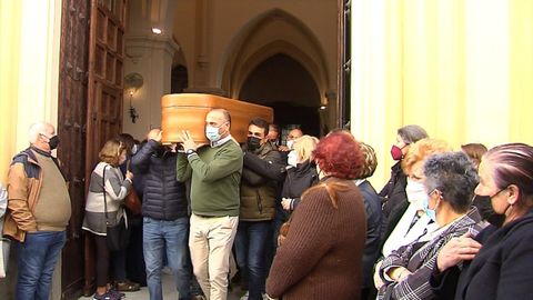 Tras el funeral en la iglesia de Lepe, el fertro con los restos mortales de Juan Antonio Cordero sali a hombros y fue trasladado a un crematorio para incinerarlo