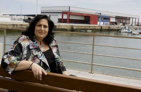 Un funcionario municipal registra las firmas que present� la Plataforma Sarriana polo R�o contra el encauzamiento