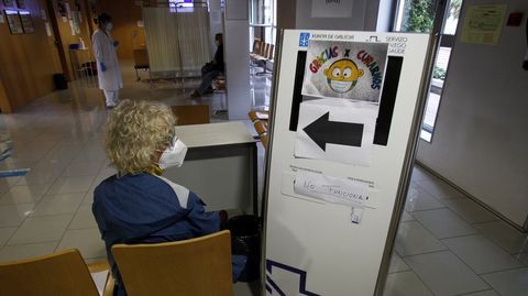 Una paciente espera su turno en una de las consultas del centro de salud de Monforte