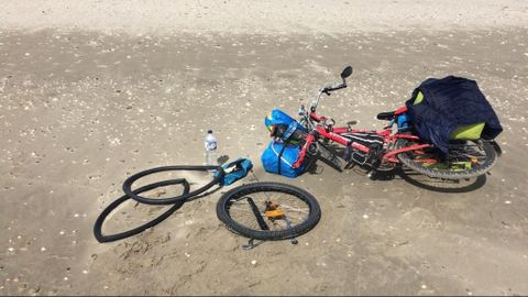 Manuel Pereira viajó con una caja de herramientas para la bicicleta a la que tuvo que recurrir más de una vez
