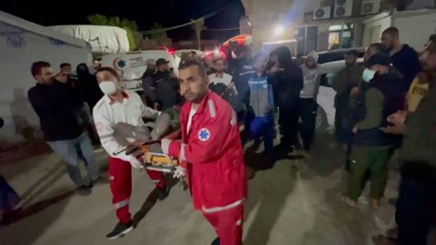 Varios compaeros trasladan el cuerpo de uno de los trabajadores de la ONG World Central Kitchen fallecidos en Gaza