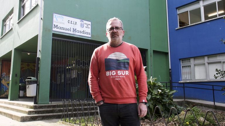 Óscar González, director del CEIP Manuel Masdías, a las puertas del centro, ubicado en el barrio de Caranza.