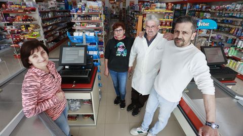 Remedios Lorenzo, Mari Carmen Lorenzo, Vito Valio e Sergio Valio, no seu supermercado do Cdavo.