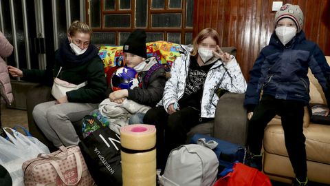 Un autobús con 47 refugiados ucranianos, procedente de Polonia y fletado por la ONG Expoacción, ha llegado este viernes a Sotrondio