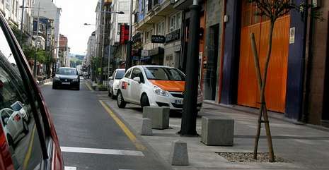 accidente de moto en sarria.Sarria estren� bulevar pero conserva el nombre de Calvo Sotelo y los coches encima de la acera.