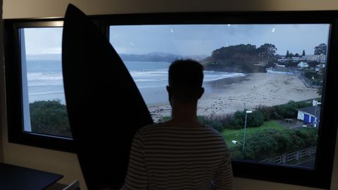 Un surfista mirando las vistas desde el edificio