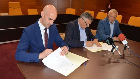 El gerente del Sergas, José Flores, y el alcalde de Sanxenxo, Telmo Martín, firmaron el convenio para incentivar la contratación de médicos este verano