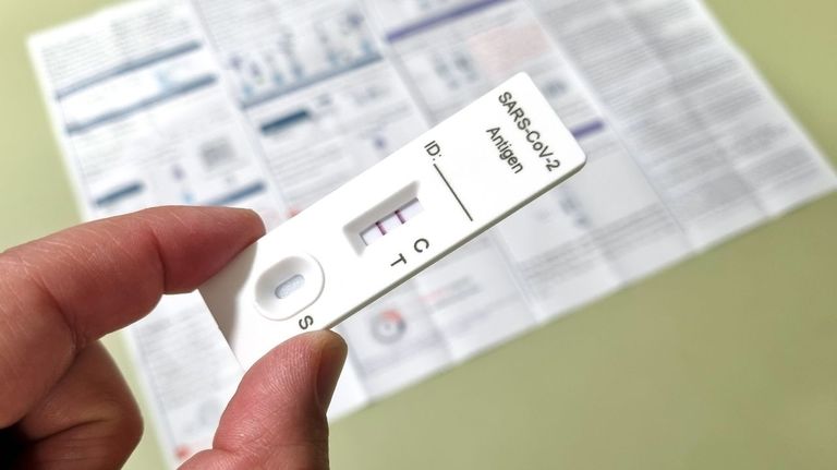 Imagen de un test de antígenos con resultado positivo.