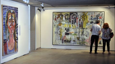Dos visitantes observan un lienzo en el Museo de Belas Artes de A Corua