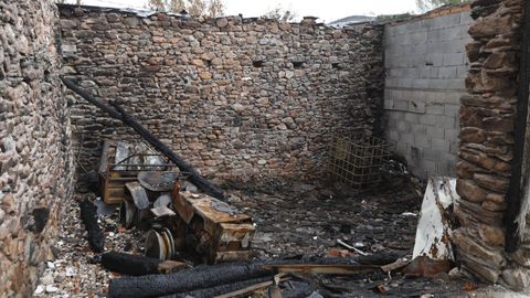 Dos meses después del gran incendio de Valdeorras los vecinos apremia al desescombro de las construcciones quemadas