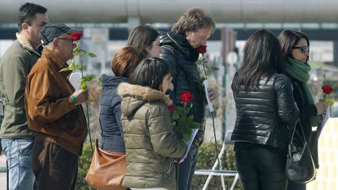 Varios familiares dejan rosas en el monumento de recuerdo durante el homenaje a las vctimas del accidente de Germanwings. 