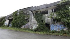 Restos de la antigua fábrica de conservas El Cisne, en O Vicedo, cerca de la playa de Caolín