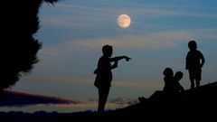 La luna llena en Carballo, desde el mirador de Santa Irene