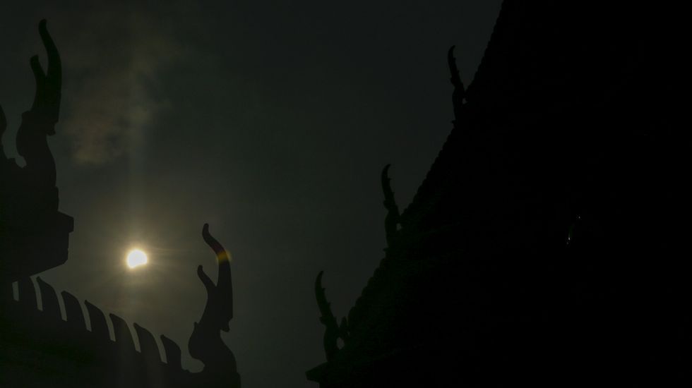 Imagen del eclipse desde una playa de Indonesia. 