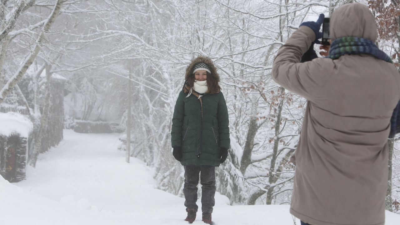 De montaa en montaa.Cientos de personas se acercan cada invierno a O Cebreiro a disfrutar de la nieve