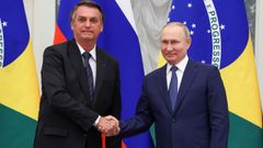 Bolsonaro y Putin se estrechan la mano, durante su encuentro en el Kremlin.