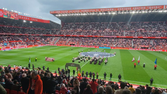 La Banda de Gaitas Villa de Gij�n durante su homenaje en el estadio de El Molin�n