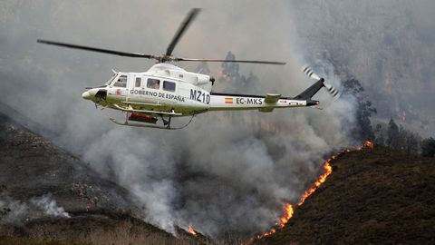 Bomberos de Asturias trabajan para extinguir las llamas en un incendio forestal