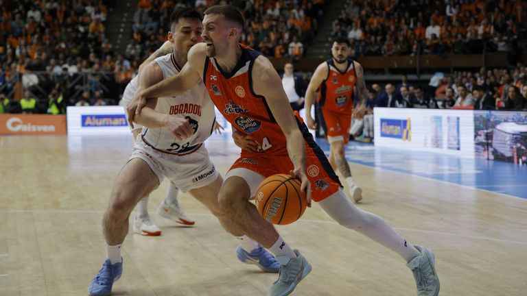 El Obradoiro vence al Leyma para llevarse un trepidante derbi en el Coliseum (84-92)